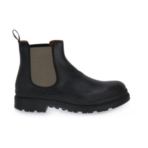 Frau Boots Black, Herr