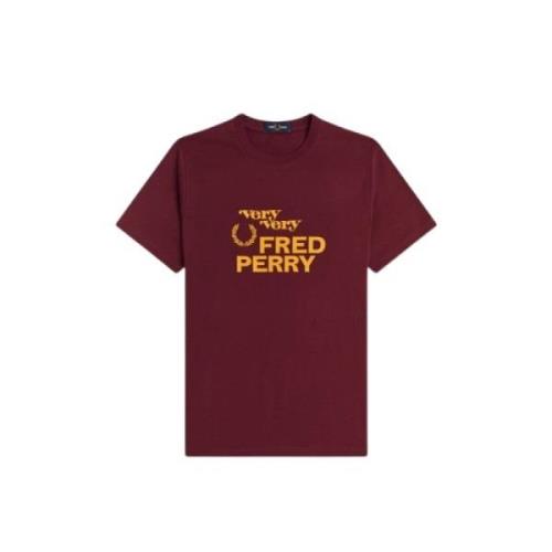 Fred Perry Tryckt T-shirt i Aubergine Red, Herr