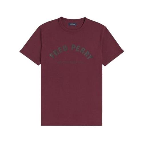 Fred Perry Arch Branded T-Shirt i Burgundy Red, Herr