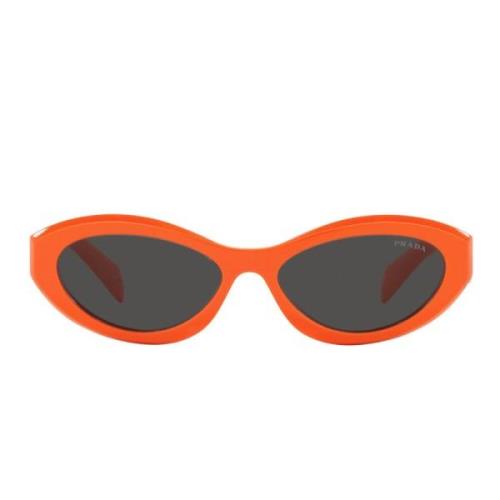Prada Solglasögon med oregelbunden form, orange båge och mörkgråa lins...