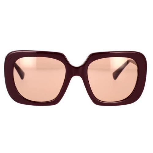Versace Fyrkantiga solglasögon med bruna linser och bordeauxfärgad båg...