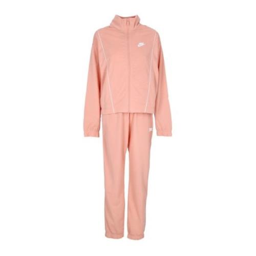 Nike Essential Tracksuit i Madder Root/White Pink, Dam