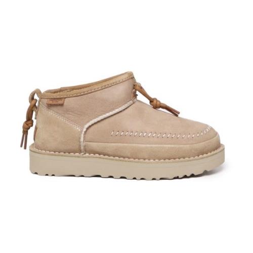 UGG Beiga Fårskinnstövlar med Asymmetrisk Överkant Beige, Dam