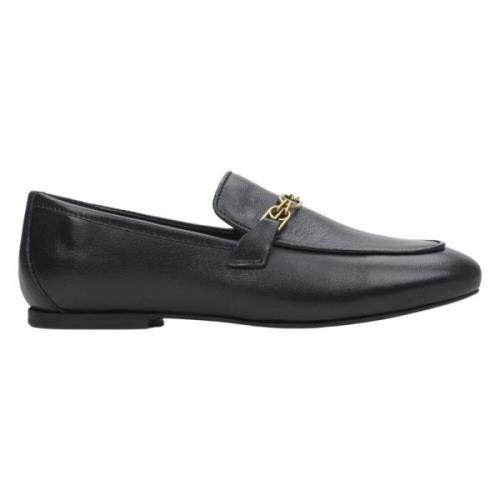 Estro Kvinnors Svarta Läder Penny Loafers med en Silverkedja Er0011329...