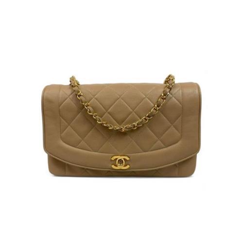 Chanel Quiltad Lammskin Handväska i Beige Beige, Dam