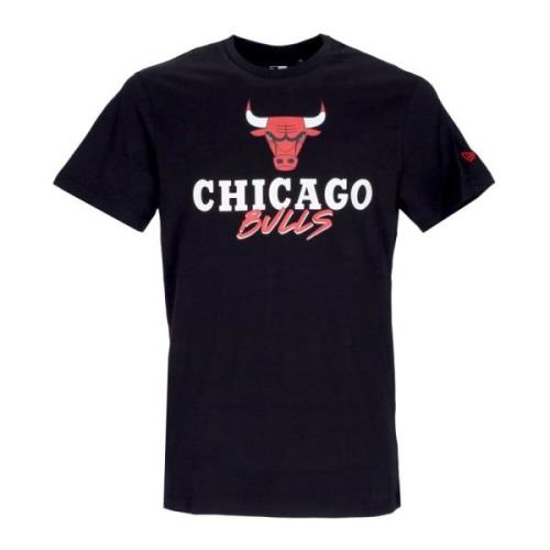 New Era Chicago Bulls Script Tee Svart/Röd Black, Herr