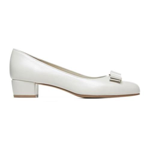 Salvatore Ferragamo Ivoryläderpumps med rosett Beige, Dam