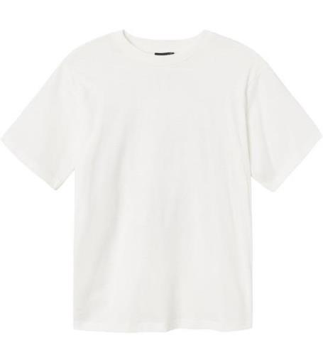 LMDT T-shirt - NlnLiving - White Alyssum/Raven Baktryck