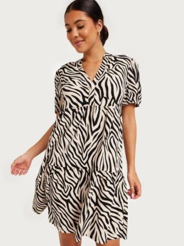 JdY - Korta klänningar - Tapioca Zebra - Jdylotus S/S V-Neck Dress Jrs...