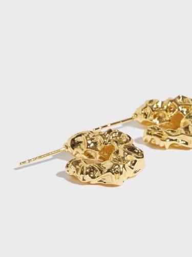 Muli Collection - Örhängen - Guld - Structured Earrings 18mm - Smycken...