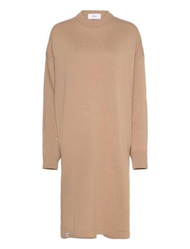 Saga Dress Knälång Klänning Beige Makia