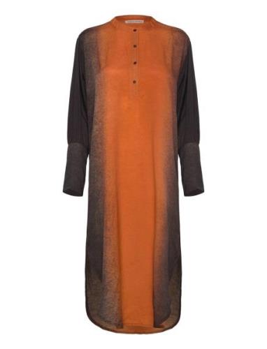 Graffiti Shirt Dress - Amila Knälång Klänning Orange Rabens Sal R